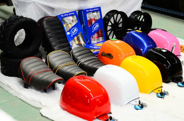 อะไหล่ แต่งรถเพียบ มีโช็คหน้า-หลัง ล้อ เครื่อง ถังน้ำมัน เบาะ และอะไหล่อื่นๆที่แต่งรถทั้งหมด ลดราคา 20-30\%