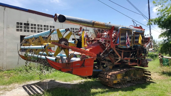 ขาย รถเกี่ยวข้าว ไทยเจริญ เครื่อง HINO JO8C เทอร์โบ 260 แรงม้า ปั้มไดกิ้น ช่วงล่าง 12 HT ตัวแรก รถพร้อมใช้ครับ ขาย รถเกี่ยวข้าว ไทยเจริญ เครื่อง HINO JO8C เทอร์โบ 260 แรงม้า ปั้มไดกิ้น ช่วงล่าง 12 HT ตัวแรก รถพร้อมใช้ครับ