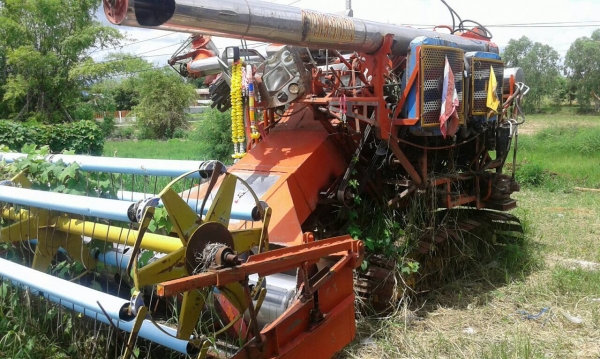 ขาย รถเกี่ยวข้าว ไทยเจริญ เครื่อง HINO JO8C เทอร์โบ 260 แรงม้า ปั้มไดกิ้น ช่วงล่าง 12 HT ตัวแรก รถพร้อมใช้ครับ