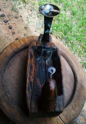 โฮงกระต่ายหมายจันทร์ ใส่ขี้ใต้ ใส่ตะเกียงทองเหลือง ไม้แกะโบราณอายุมากกว่า 80ปี งานแฮนด์เมดมือล้วนๆ มีหนึ่งเดียว ใช้งานได้ ใช้ตกแต่งร้าน หรือตกแต่งในสถานที่ต่างๆ