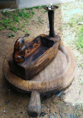 โฮงกระต่ายหมายจันทร์ ใส่ขี้ใต้ ใส่ตะเกียงทองเหลือง ไม้แกะโบราณอายุมากกว่า 80ปี งานแฮนด์เมดมือล้วนๆ มีหนึ่งเดียว ใช้งานได้ ใช้ตกแต่งร้าน หรือตกแต่งในสถานที่ต่างๆ