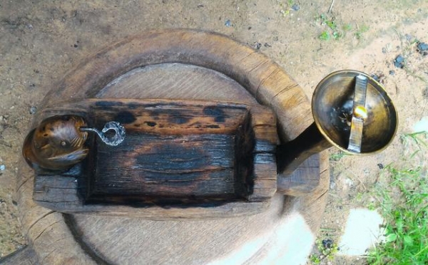 โฮงกระต่ายหมายจันทร์ ใส่ขี้ใต้ ใส่ตะเกียงทองเหลือง ไม้แกะโบราณอายุมากกว่า 80ปี งานแฮนด์เมดมือล้วนๆ มีหนึ่งเดียว ใช้งานได้ ใช้ตกแต่งร้าน หรือตกแต่งในสถานที่ต่างๆ