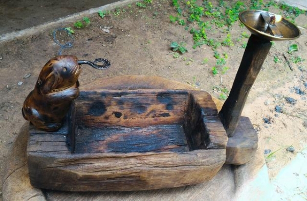 โฮงกระต่ายหมายจันทร์ ใส่ขี้ใต้ ใส่ตะเกียงทองเหลือง ไม้แกะโบราณอายุมากกว่า 80ปี งานแฮนด์เมดมือล้วนๆ มีหนึ่งเดียว ใช้งานได้ ใช้ตกแต่งร้าน หรือตกแต่งในสถานที่ต่างๆ