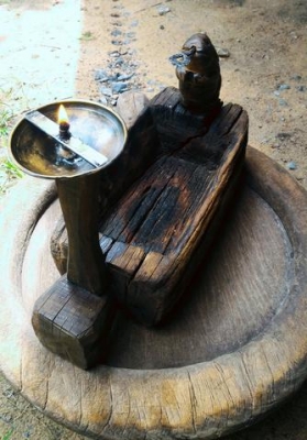 โฮงกระต่ายหมายจันทร์ ใส่ขี้ใต้ ใส่ตะเกียงทองเหลือง ไม้แกะโบราณอายุมากกว่า 80ปี งานแฮนด์เมดมือล้วนๆ มีหนึ่งเดียว ใช้งานได้ ใช้ตกแต่งร้าน หรือตกแต่งในสถานที่ต่างๆ