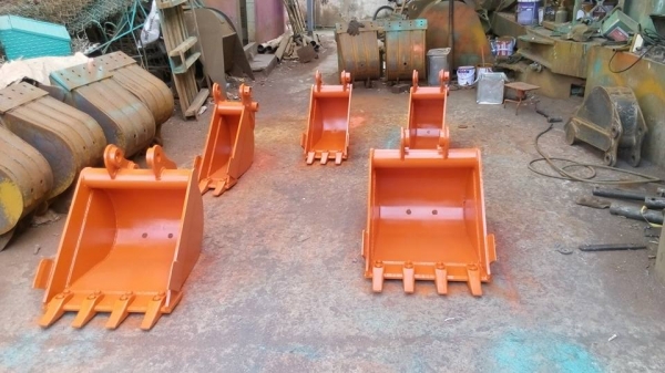 รับสั่งทำและขายบุ้งกี้ปากแคบสำหรับวางท่อปะปา และ บุ้งกี่ตักดินขึ้นสิบล้อขนาดกว้าง   โคมัสสุ คุโบต้า ยันม่าร์ ทุกรุ่น ขนาดแล้วแต่ลูกค้าต้องการ รับประกันความแข็งแร