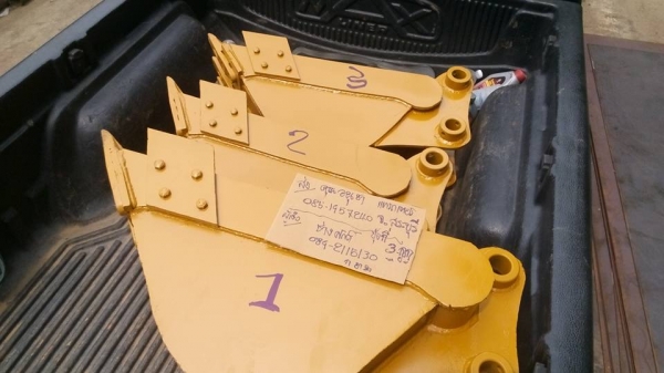 รับสั่งทำและขายบุ้งกี้ปากแคบสำหรับวางท่อปะปา และ บุ้งกี่ตักดินขึ้นสิบล้อขนาดกว้าง   โคมัสสุ คุโบต้า ยันม่าร์ ทุกรุ่น ขนาดแล้วแต่ลูกค้าต้องการ รับประกันความแข็งแร