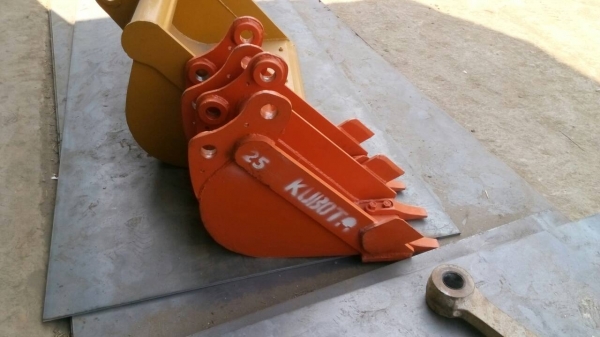 รับสั่งทำและขายบุ้งกี้ปากแคบสำหรับวางท่อปะปา และ บุ้งกี่ตักดินขึ้นสิบล้อขนาดกว้าง   โคมัสสุ คุโบต้า ยันม่าร์ ทุกรุ่น ขนาดแล้วแต่ลูกค้าต้องการ รับประกันความแข็งแร