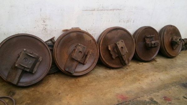 ขายอะไหล่รถแทรกเตอร์ D-4 D-5 ของเก่าสภาพสวย ล้อนำ เฟืองบายสี เฟือง ฮ้าป เฟืองขับ หัวฮันเดอร์   อื่นๆอีกหลายรายการ ขายไม่แพงครับ