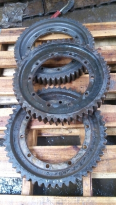 ขายอะไหล่รถแทรกเตอร์ D-4 D-5 ของเก่าสภาพสวย ล้อนำ เฟืองบายสี เฟือง ฮ้าป เฟืองขับ หัวฮันเดอร์   อื่นๆอีกหลายรายการ ขายไม่แพงครับ