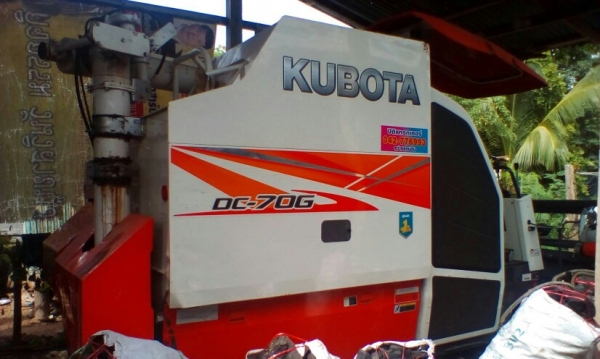 ขายรถเกี่ยวข้าวคูโบต้า70อุ้มปี57แถมgpsฟรีเล่มพร้อมโอน