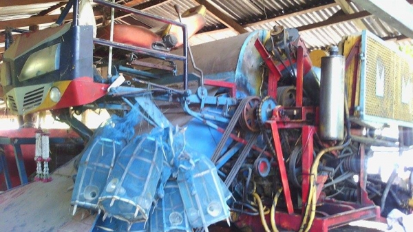 ขายรถเกี่ยวข้าวรองกระสอบ เครื่อง 6HE1 195 แรง แจ่มๆ