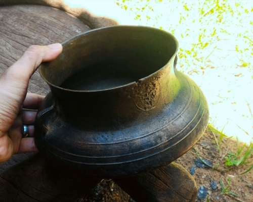 หม้อมีหูทองเหลืองโบราณ หล่อโบราณแท้ เป็นอุปกรณ์ติดตัวนายฮ้อยทมิฬ ในการเดินทางอยู่ค่ายพักแรมในยุคอดีต สภาพสวยยังใช้งานได้ แต่เหมาะโชว์มากกว่าหายากครับ ฐานกว้าง 8นิ้ว ปากหม้อกว้าง 6นิ้ว