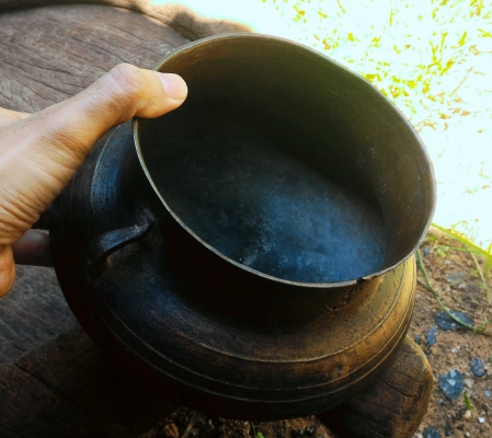 หม้อมีหูทองเหลืองโบราณ หล่อโบราณแท้ เป็นอุปกรณ์ติดตัวนายฮ้อยทมิฬ ในการเดินทางอยู่ค่ายพักแรมในยุคอดีต สภาพสวยยังใช้งานได้ แต่เหมาะโชว์มากกว่าหายากครับ ฐานกว้าง 8นิ้ว ปากหม้อกว้าง 6นิ้ว