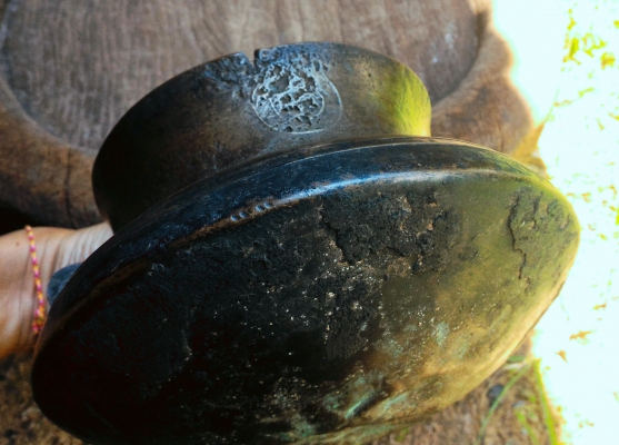 หม้อมีหูทองเหลืองโบราณ หล่อโบราณแท้ เป็นอุปกรณ์ติดตัวนายฮ้อยทมิฬ ในการเดินทางอยู่ค่ายพักแรมในยุคอดีต สภาพสวยยังใช้งานได้ แต่เหมาะโชว์มากกว่าหายากครับ ฐานกว้าง 8นิ้ว ปากหม้อกว้าง 6นิ้ว