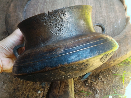 หม้อมีหูทองเหลืองโบราณ หล่อโบราณแท้ เป็นอุปกรณ์ติดตัวนายฮ้อยทมิฬ ในการเดินทางอยู่ค่ายพักแรมในยุคอดีต สภาพสวยยังใช้งานได้ แต่เหมาะโชว์มากกว่าหายากครับ ฐานกว้าง 8นิ้ว ปากหม้อกว้าง 6นิ้ว