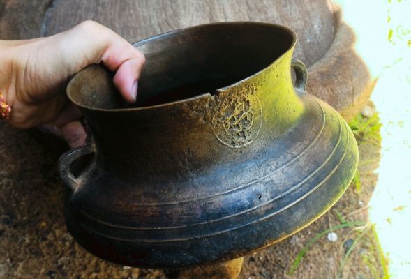 หม้อมีหูทองเหลืองโบราณ หล่อโบราณแท้ เป็นอุปกรณ์ติดตัวนายฮ้อยทมิฬ ในการเดินทางอยู่ค่ายพักแรมในยุคอดีต สภาพสวยยังใช้งานได้ แต่เหมาะโชว์มากกว่าหายากครับ ฐานกว้าง 8นิ้ว ปากหม้อกว้าง 6นิ้ว