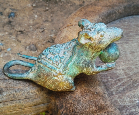 หนูเทพมุสิกะ ผู้เป็นพาหนะของพระพิฆเนศ เนื้อโลหะหล่อโบราณสนิมเขียว ลวดลายงดงามมาก น้ำหนักมาก นำไปถวายต่อองค์พระพิฆเนศเป็นการบูชาท่านครับ สูง 4นิ้ว กว้าง 6นิ้ว