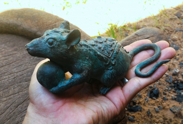 หนูเทพมุสิกะ ผู้เป็นพาหนะของพระพิฆเนศ เนื้อโลหะหล่อโบราณสนิมเขียว ลวดลายงดงามมาก น้ำหนักมาก นำไปถวายต่อองค์พระพิฆเนศเป็นการบูชาท่านครับ สูง 4นิ้ว กว้าง 6นิ้ว