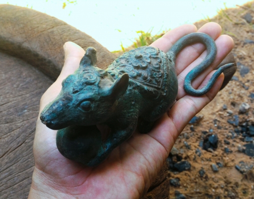 หนูเทพมุสิกะ ผู้เป็นพาหนะของพระพิฆเนศ เนื้อโลหะหล่อโบราณสนิมเขียว ลวดลายงดงามมาก น้ำหนักมาก นำไปถวายต่อองค์พระพิฆเนศเป็นการบูชาท่านครับ สูง 4นิ้ว กว้าง 6นิ้ว