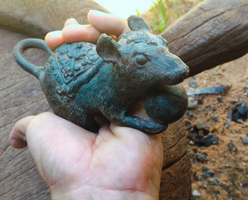 หนูเทพมุสิกะ ผู้เป็นพาหนะของพระพิฆเนศ เนื้อโลหะหล่อโบราณสนิมเขียว ลวดลายงดงามมาก น้ำหนักมาก นำไปถวายต่อองค์พระพิฆเนศเป็นการบูชาท่านครับ สูง 4นิ้ว กว้าง 6นิ้ว