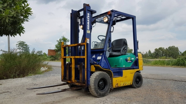 ขายด่วนรถยกKOMATSUFG15-17ยก1.5ตันยกสูง3เมตรกะจกที่ปัดนำฝนรถนอกเพิ่งนำเข้ามายังไม่เคยใช้งานในเมืองไทยเลย