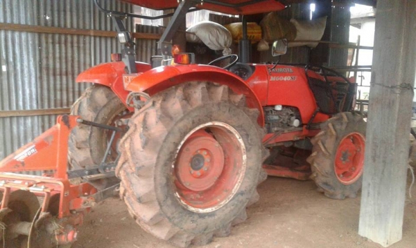 ขายรถไถคูโบต้า M7040อุปกรณ์3อย่าง สภาพเดิมทำงานน้อย เอกสารทะเบียน ยางดี