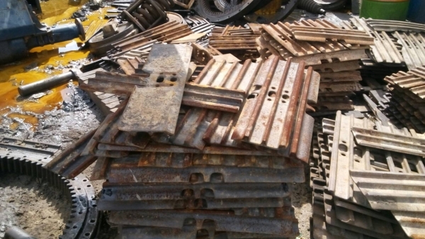 ขายแผ่นแทรก รถแมคโค PC-120-5 แผ่นแท้ 70 ซม. สภาพสวยรูน๊อตไม่มีหลวมคับ ขายแผ่นละ 700 บาท