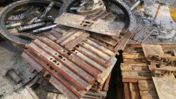 ขายแผ่นแทรก รถแมคโค PC-120-5 แผ่นแท้ 70 ซม. สภาพสวยรูน๊อตไม่มีหลวมคับ ขายแผ่นละ 700 บาท