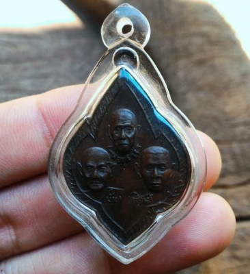 เหรียญ 3 คณาจารย์ D02 สายพระป่า หลวงปู่เสาร์ หลวงปู่มั่น หลวงปู่สิงห์ เนื้อเก่าสวย