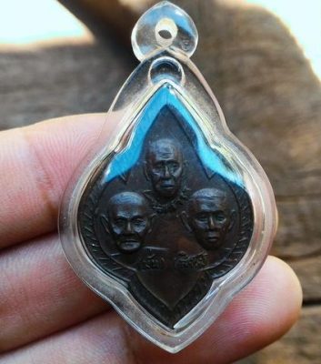 เหรียญ 3 คณาจารย์ D02 สายพระป่า หลวงปู่เสาร์ หลวงปู่มั่น หลวงปู่สิงห์ เนื้อเก่าสวย