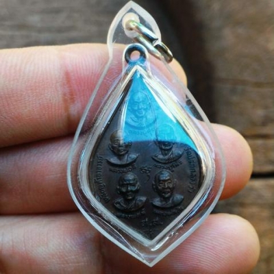 เหรียญ 5คณาจารย์ หลวงปู่ศุข หลวงปู่ลี หลวงปู่โต๊ะ หลวงปู่เต้ หลวงปู่เงิน พระแท้สร้างปี 2525