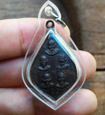 เหรียญ 5คณาจารย์ หลวงปู่ศุข หลวงปู่ลี หลวงปู่โต๊ะ หลวงปู่เต้ หลวงปู่เงิน พระแท้สร้างปี 2525