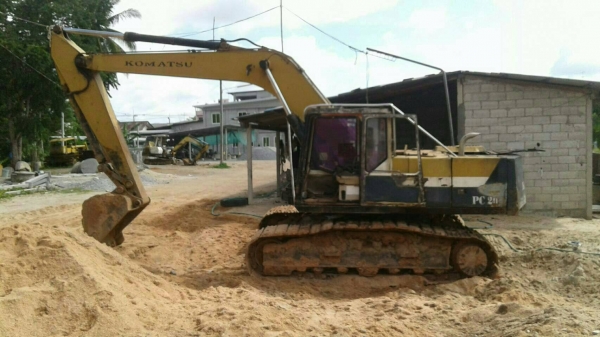 PC200-5 ,มีอินวอยล์ ไฟครบ ตัวเดินจีบ รถต้องเก็บงานบ้าง สีไม่สวย ขายตามสภาพ