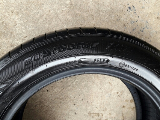 ยางDUNLOP 205 55R16 ปี2015 สภาพสวยมากๆ ดอกเยอะเยอะมากๆ ไม่มีปะคุ้มสุดๆไม่แพง