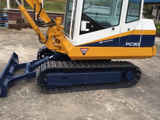 รถขุด Komatsu PC30-5 มึเก๋ง มือสองนำเข้าจากญี่ปุ่น ทำสีใหม่ พร้อมใช้งาน