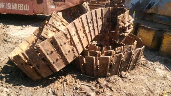 ขายโซ่พร้อมใบรถแทรกเตอร์ D-5 ตีนไก่ สภาพสวย ยี่ห้อเบอร์โก้ ขายไม่แพงครับ