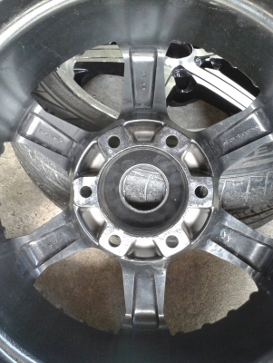 ขอบ17นิ้ว6รู พร้อมยาง สวยๆ 4 ล้อ ราคา 7900 บาท