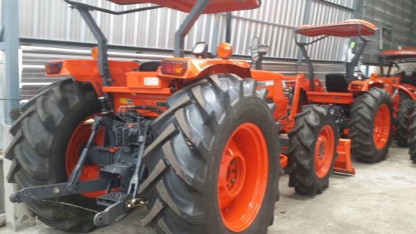 ขายด่วน kubota M 9000 อุปกรณ์ ดันหน้า ผาน 6 ใหม่ ระบบใช้งานได้ทุกอย่าง ยางใหม่ 4 เส้น พร้อมทะเบียน.ขนส่งฟรี 400 กม.