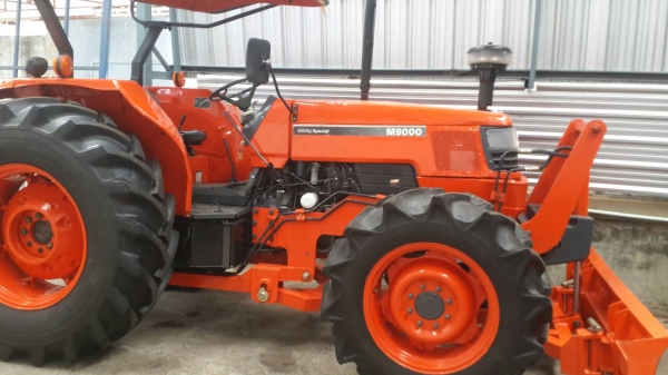 ขายด่วน kubota M 9000 อุปกรณ์ ดันหน้า ผาน 6 ใหม่ ระบบใช้งานได้ทุกอย่าง ยางใหม่ 4 เส้น พร้อมทะเบียน.ขนส่งฟรี 400 กม.