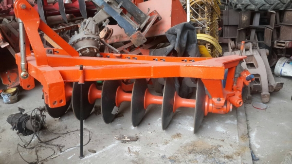 ขายด่วน kubota M 9000 อุปกรณ์ ดันหน้า ผาน 6 ใหม่ ระบบใช้งานได้ทุกอย่าง ยางใหม่ 4 เส้น พร้อมทะเบียน.ขนส่งฟรี 400 กม.