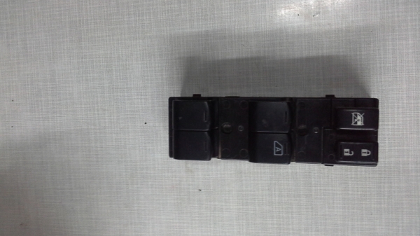 สวิทย์คุมกระจกไฟฟ้านาวาร่าข้างขวาคับ