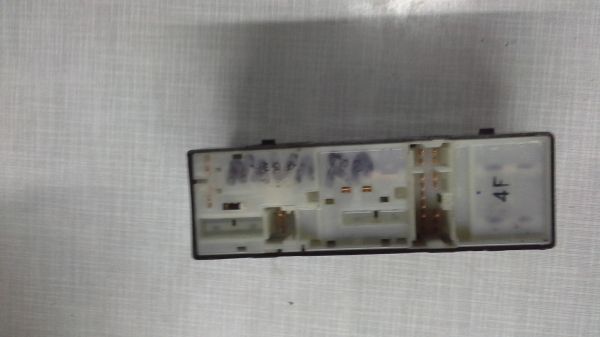 สวิทย์คุมกระจกไฟฟ้านาวาร่าข้างขวาคับ