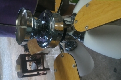 ชุดพัดลมโคมไฟประดับบ้านสวยๆ ใบพัดไม้จำนวน 4 ใบ และโครมไฟส่องสวาง 4 ดวง  หลอดไฟเปลี่ยนเป็นแบบหลอดบ้านเราได้เลย