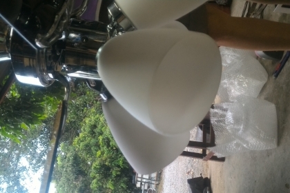 ชุดพัดลมโคมไฟประดับบ้านสวยๆ ใบพัดไม้จำนวน 4 ใบ และโครมไฟส่องสวาง 4 ดวง  หลอดไฟเปลี่ยนเป็นแบบหลอดบ้านเราได้เลย