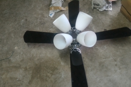 ชุดพัดลมโคมไฟประดับบ้านสวยๆ ใบพัดไม้จำนวน 4 ใบ และโครมไฟส่องสวาง 4 ดวง  หลอดไฟเปลี่ยนเป็นแบบหลอดบ้านเราได้เลย