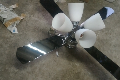 ชุดพัดลมโคมไฟประดับบ้านสวยๆ ใบพัดไม้จำนวน 4 ใบ และโครมไฟส่องสวาง 4 ดวง  หลอดไฟเปลี่ยนเป็นแบบหลอดบ้านเราได้เลย