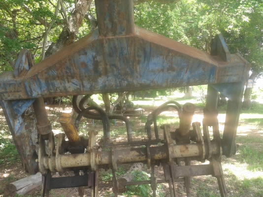 ขายคีบอ้อยกลกิจบูมเดี่ยวสภาพดีไม่มีรอยแตกรา้วปะดามปั้มดีกระบอกดีมือกำดี