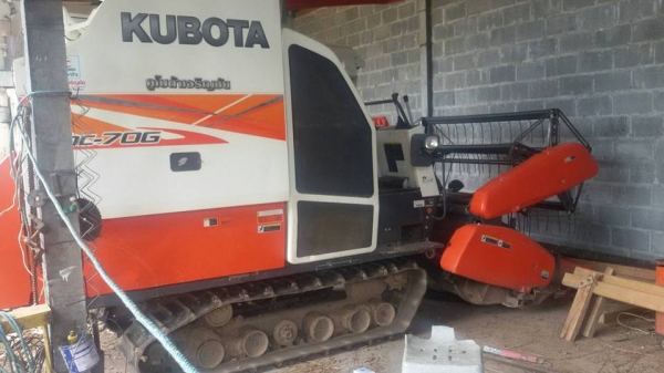 ขายรถเกี่ยวข้าวคูโบต้า  DC 70 g   สภาพสวย  ราคา  780,000 พร้อมรถลาก