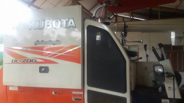 ขายรถเกี่ยวข้าวคูโบต้า  DC 70 g   สภาพสวย  ราคา  780,000 พร้อมรถลาก