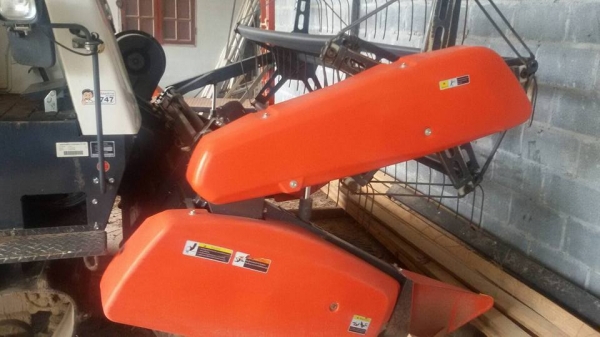 ขายรถเกี่ยวข้าวคูโบต้า  DC 70 g   สภาพสวย  ราคา  780,000 พร้อมรถลาก